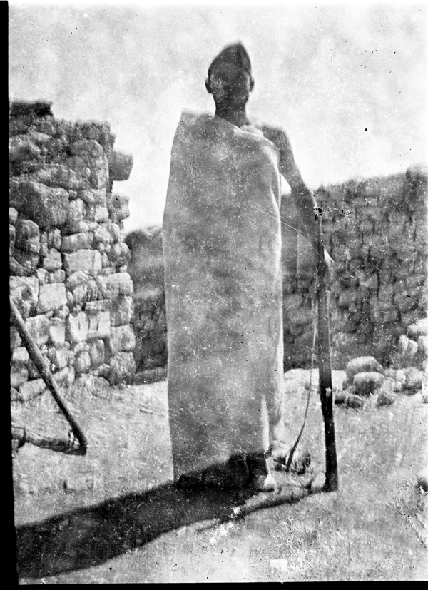 Soldado cubierto con manta