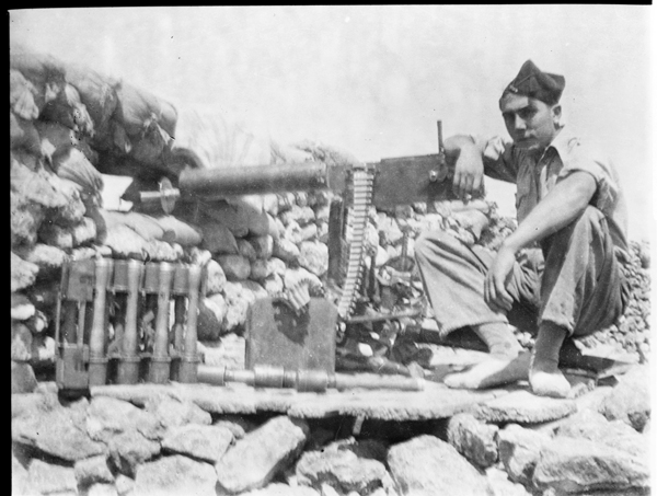 Soldado posando en ametralladora