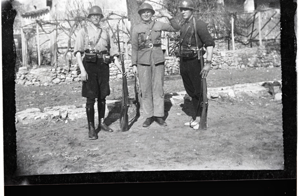 Soldados en lugar desconocido