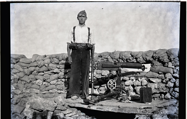 Posando delante de la ametralladora