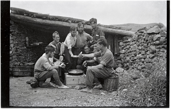Preparando una paella en las trincheras