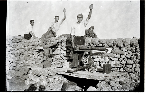 Saludo fascista en la trinchera