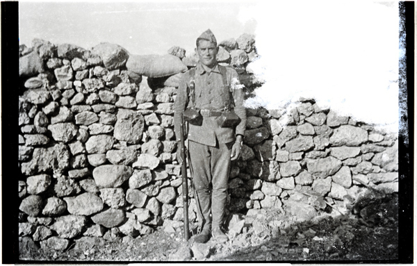 Posando delante del parapeto