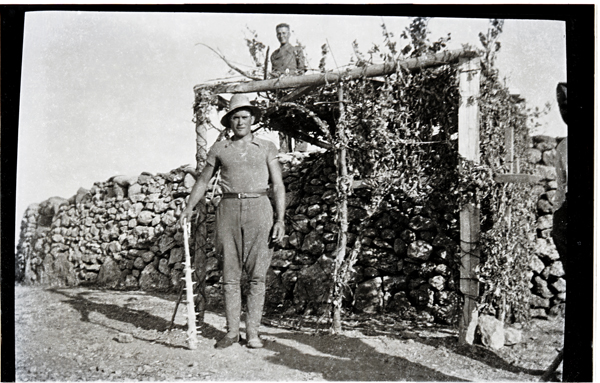 Dentro del parapeto, con estaca de puntas