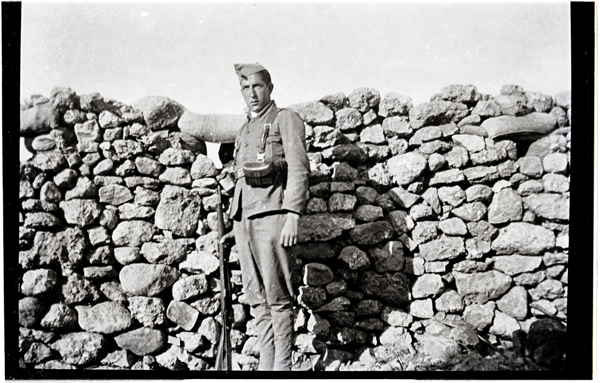 Posando en el parapeto