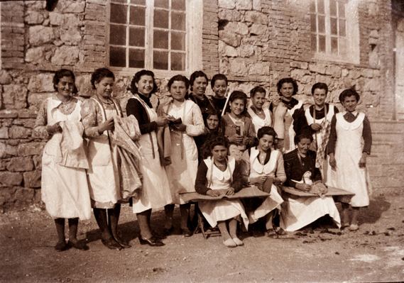Mujeres delante del Colegio de la Salle