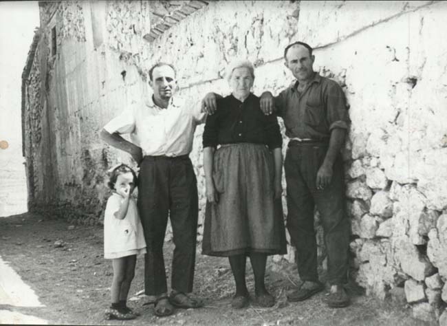 Mujer, niÃ±a y dos hombres posando