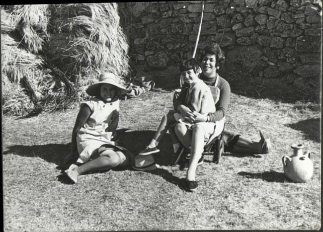 Mujer y niÃ±os con sombrero y botijo