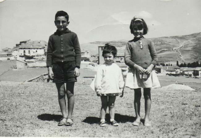 NiÃ±os posando. Rubielos de la CÃ©rida al fondo