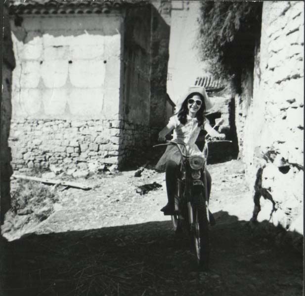 Joven en motocicleta.