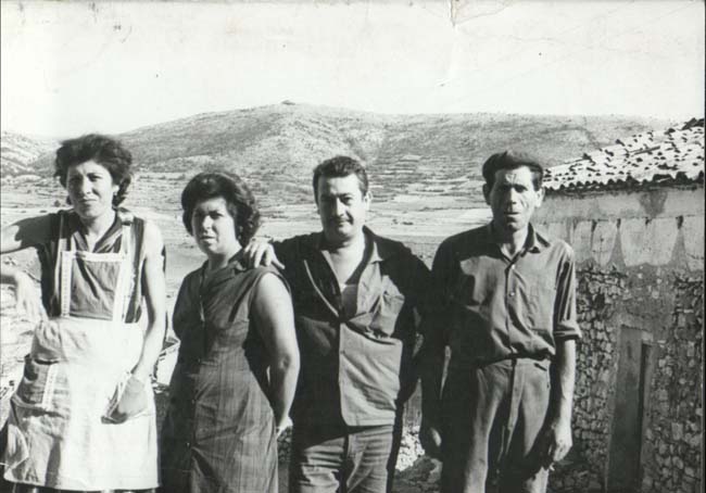Mujeres y hombres posando al exterior