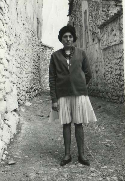 Mujer posando en una calle de Rubielos