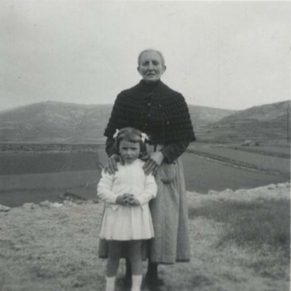 Mujer mayor y niÃ±a posando