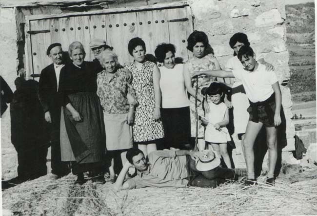 Foto grupal delante de puerta de madera.