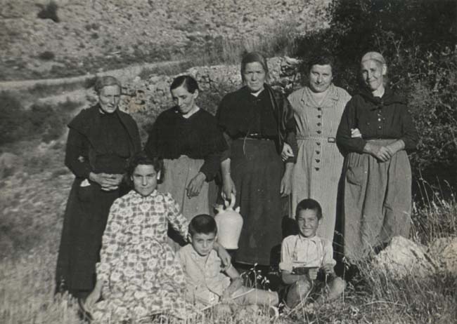 Foto grupal con botijo en el monte