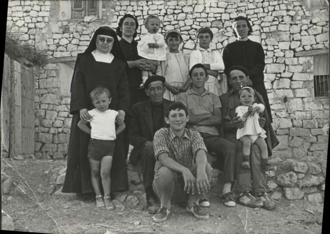 Foto grupal. Aparece una monja y hombres y mujeres de distintas edades
