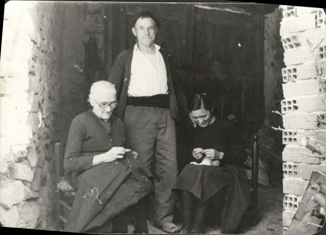 Hombre y mujeres cosiendo