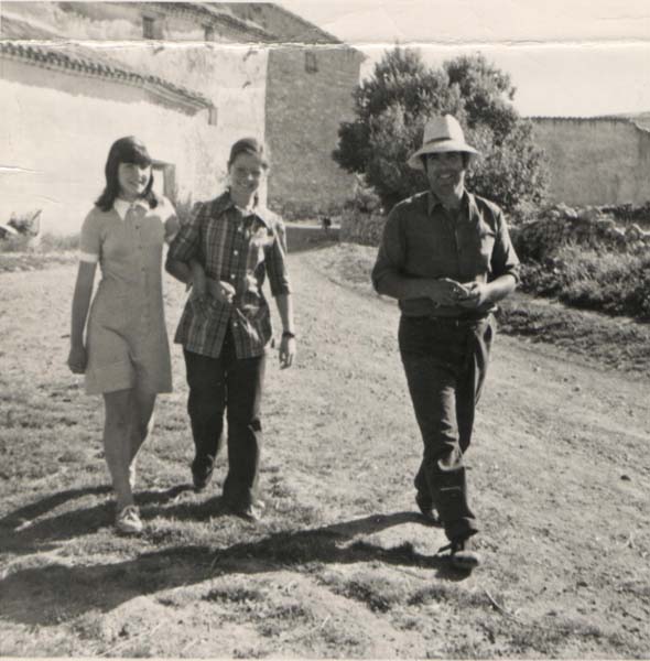 Hombre y mujeres paseando