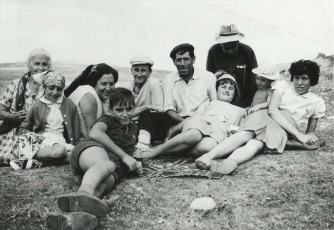 Grupo de hombres y mujeres tumbados y sentados