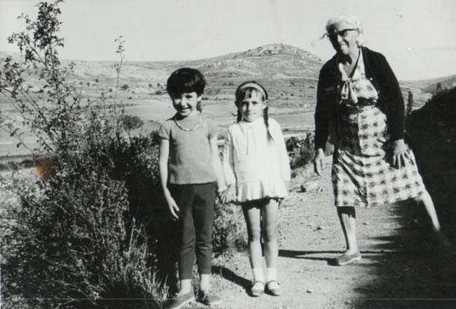 Anciana y dos niÃ±os paseando