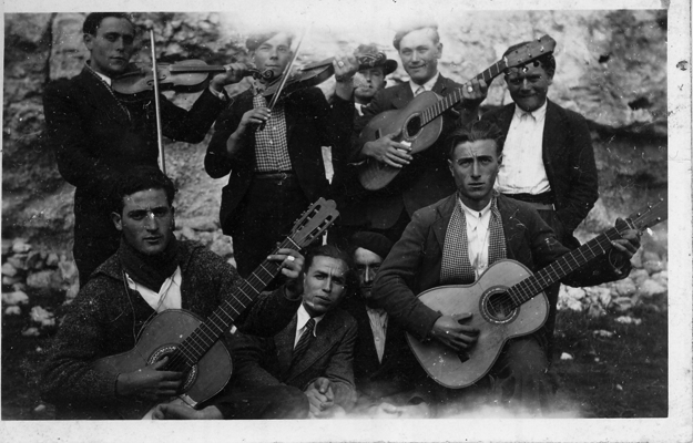 Rondalla por el pueblo. BaÃ±Ã³n.