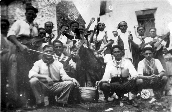 Rondalla en el pueblo. BaÃ±Ã³n.