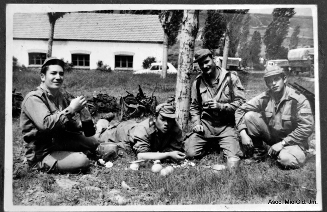 Soldados descansando, comiendo y bebiendo