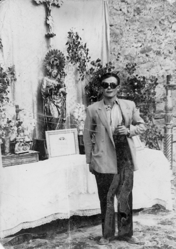 Retrato delante del altar. BaÃ±Ã³n.