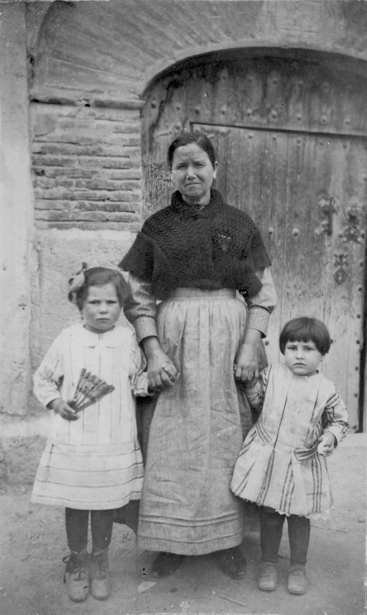 Retrato a la puerta de casa. BaÃ±Ã³n.