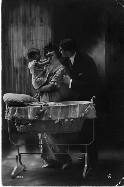 Retrato familiar de estudio. BaÃ±Ã³n.