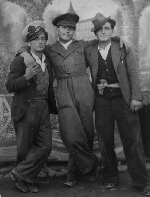 Retrato delante de un mural. BaÃ±Ã³n.