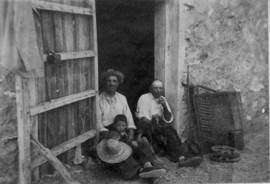 Retrato en la puerta de un pajar. BaÃ±Ã³n.