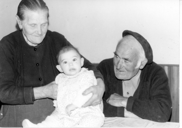 BebÃ© con los abuelos. BaÃ±Ã³n.