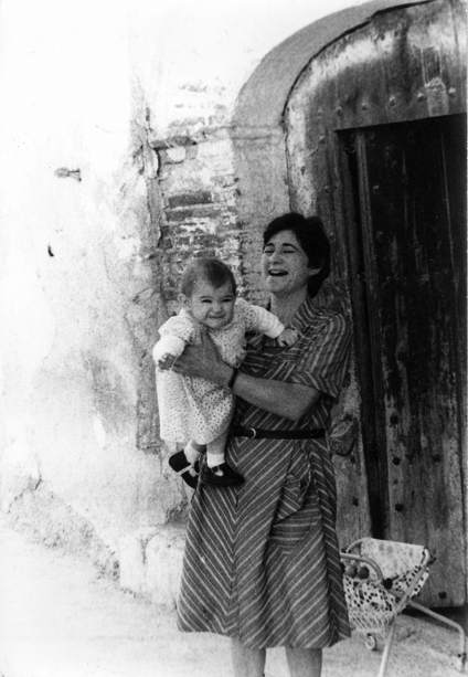 Retrato a la puerta de casa. BaÃ±Ã³n.