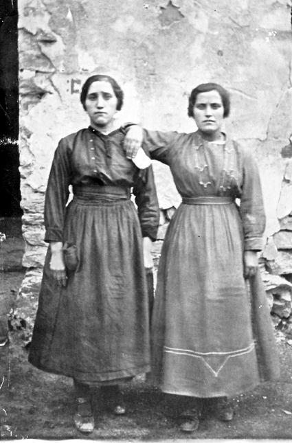 Retrato amigas en el portal de casa. BaÃ±Ã³n