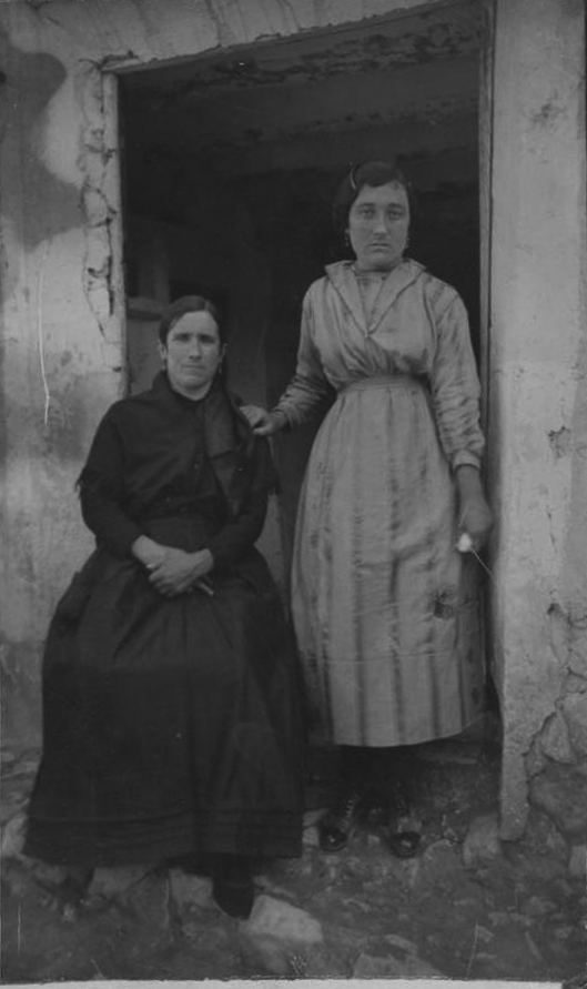 Retrato en la puerta de casa. BaÃ±Ã³n.
