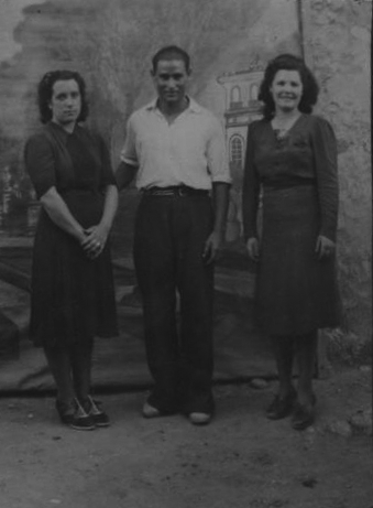 Retrato delante de mural. BaÃ±Ã³n.