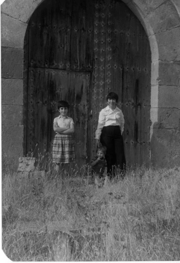 Retrato en la puerta de la ermita. BaÃ±Ã³n.