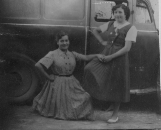 JÃ³venes delante de una furgoneta. BaÃ±Ã³n.