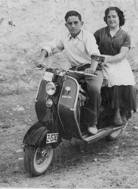 Pareja en moto. BaÃ±Ã³n.