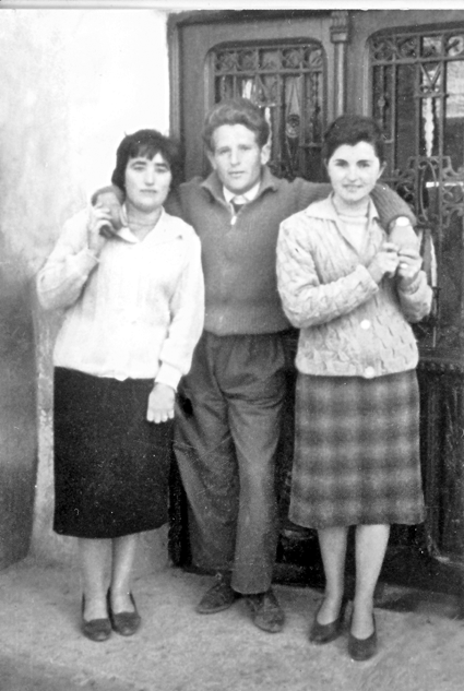 Grupo en la puerta de la carnicerÃ­a.BaÃ±Ã³n