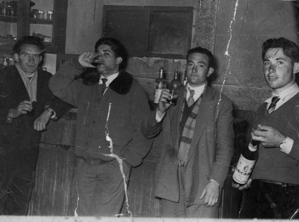 Bebiendo en el bar. BaÃ±Ã³n.