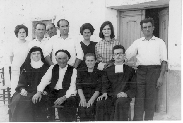 Grupo familiar con miembros eclesiÃ¡sticos. BaÃ±Ã³n.