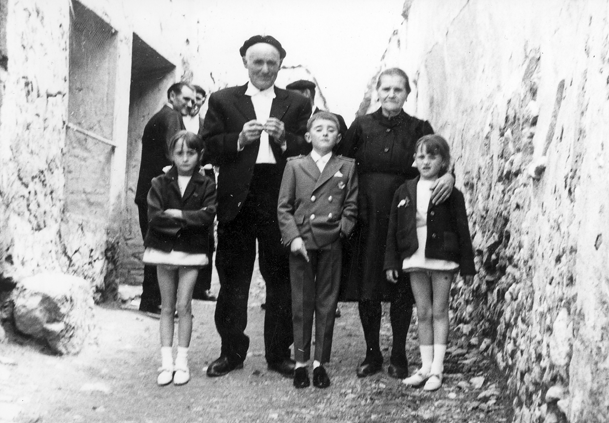 Familia en la puerta de casa. BaÃ±Ã³n.