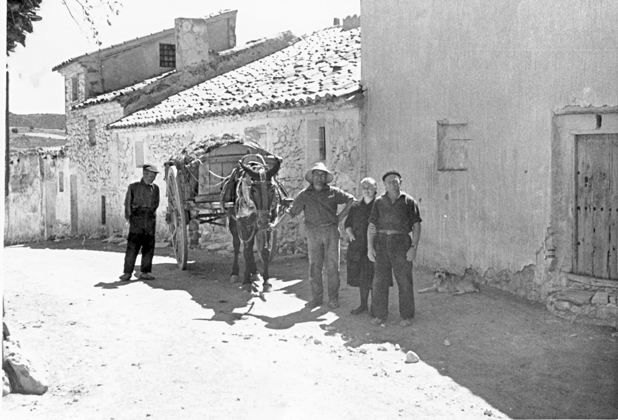 Retrato con carro y burro. BaÃ±Ã³n.