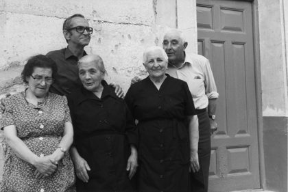 Foto familiar con abuelos. BaÃ±Ã³n.