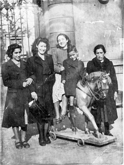 Grupo familiar con caballito de madera. BaÃ±on