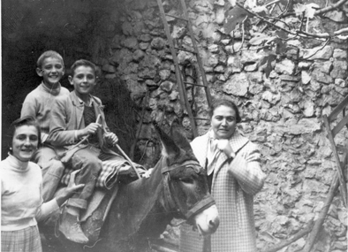 Familia con el burro. BaÃ±Ã³n.