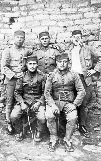 Grupo de soldados en Ãfrica apoyados en pared. BaÃ±Ã³n