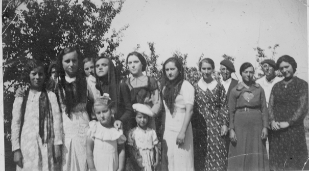 Mozas a la salida de misa. BaÃ±Ã³n.